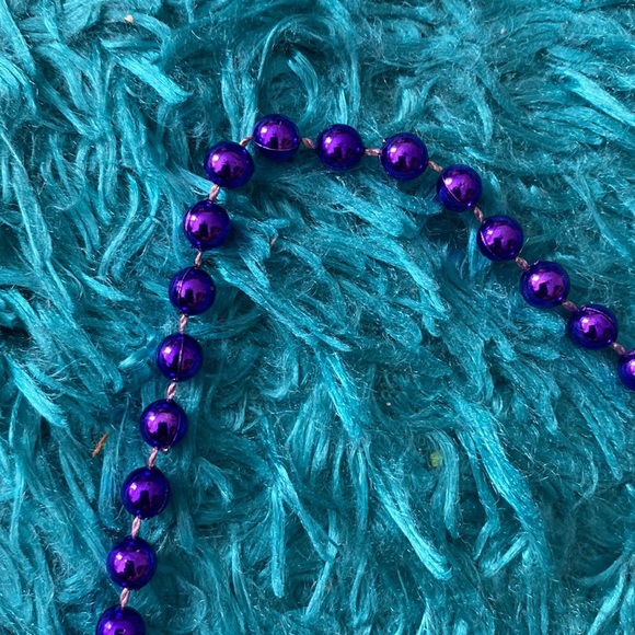 Purple plastic spherical beads necklace - Picture 2 of 8